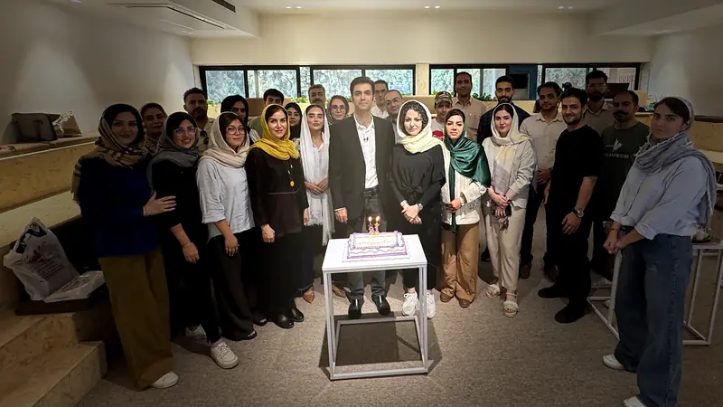 هادی بختیاری در کنار دانشجویان دوره حضوری فن بیان و سخنوری در اصفهان