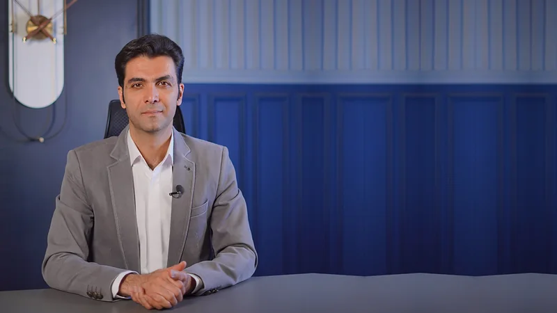 هادی بختیاری، مدرس فن بیان، در جلسه مشاوره